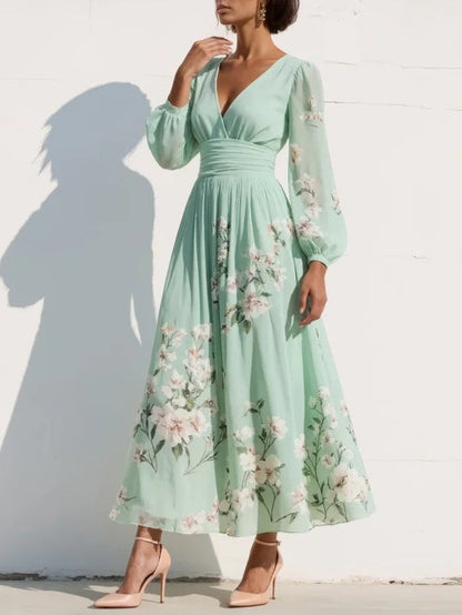 Damenkleid in Midi-Länge mit Blumenprint und V-Ausschnitt in Seitenansicht