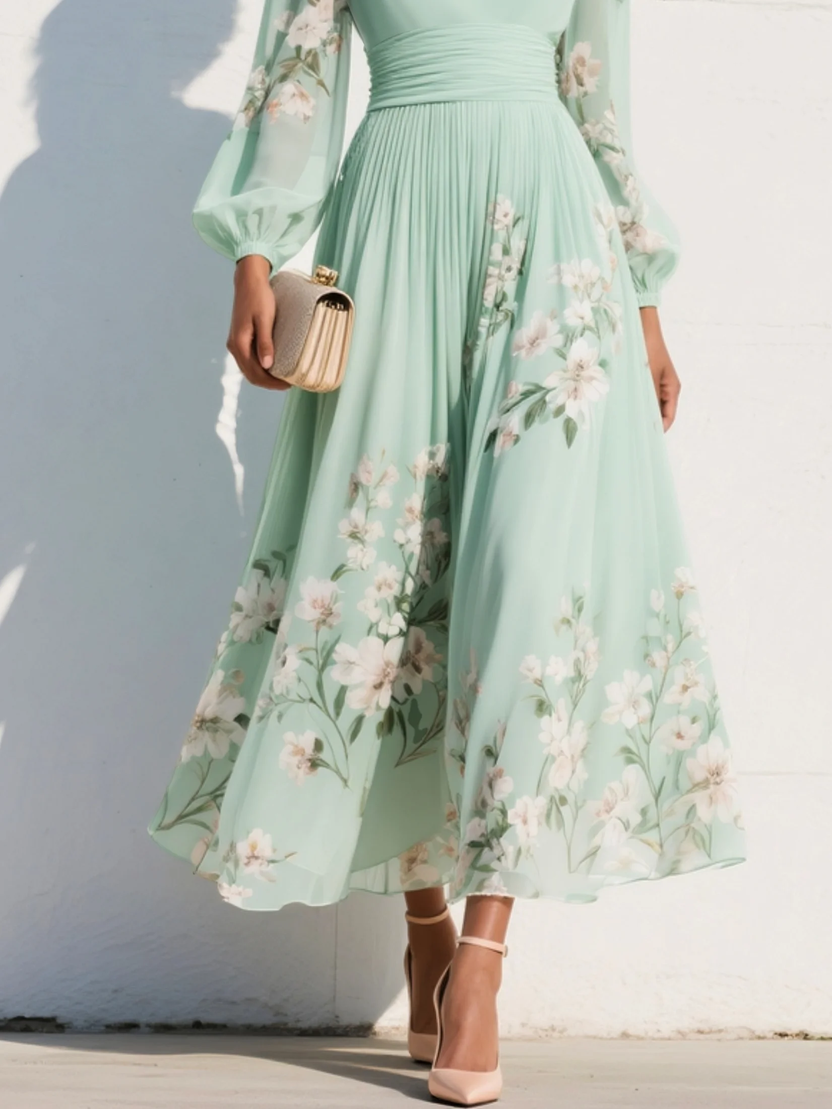 Detailansicht des grünen Damen Midikleids mit Blumenprint und V-Ausschnitt