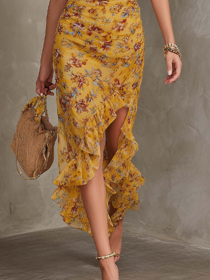 Gelbes Midikleid mit Blumenprint und Neckholder als sommerlicher Damenlook