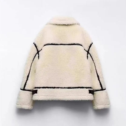 Nahaufnahme des weichen Flauschstoffs der Teddyjacke