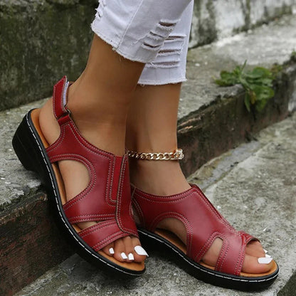 Seitenansicht der Damen-Keilsandalen mit Keilabsatz und gepolsterter Innensohle