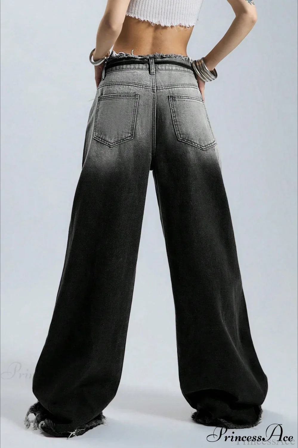 Detailansicht vom Fransenbund der Ombre Wide Leg Jeans