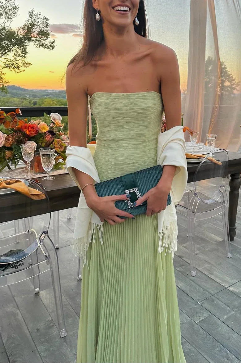 Elegantes trägerloses Maxikleid mit fließender, bodenlanger Silhouette