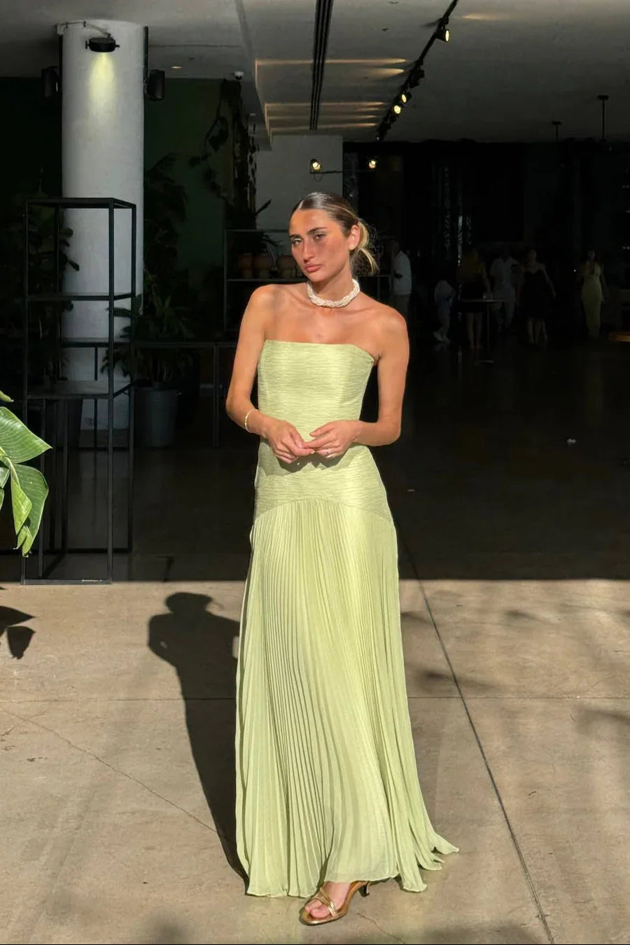 Detailansicht des fein plissierten Stoffes am Damen-Abendkleid