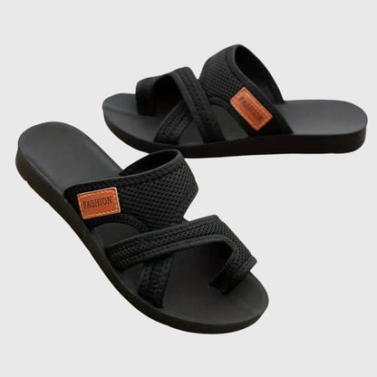Damen Sandalen mit konturiertem Fußbett an den Füßen getragen