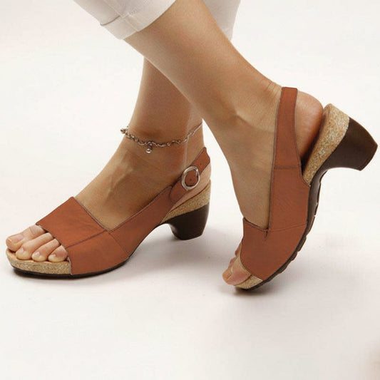 Damen Sandalen mit Absatz im ergonomischen Design in seitlicher Ansicht