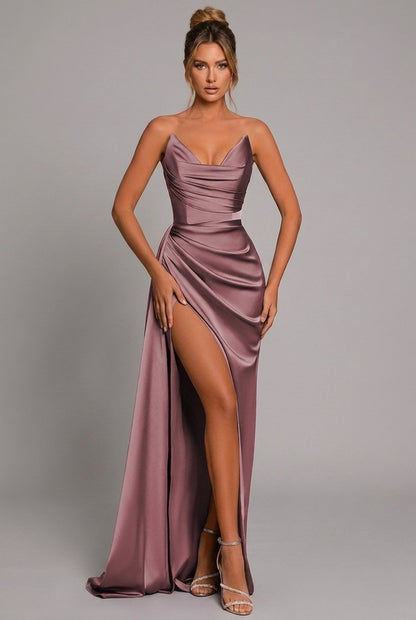 Detailansicht des Raffdetails am Damen-Satin-Maxikleid