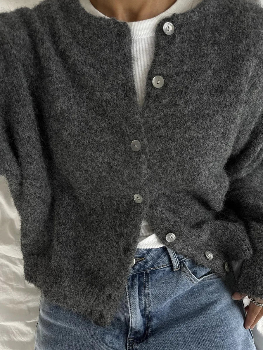Nahaufnahme des weichen Strickmusters am Damen-Cardigan