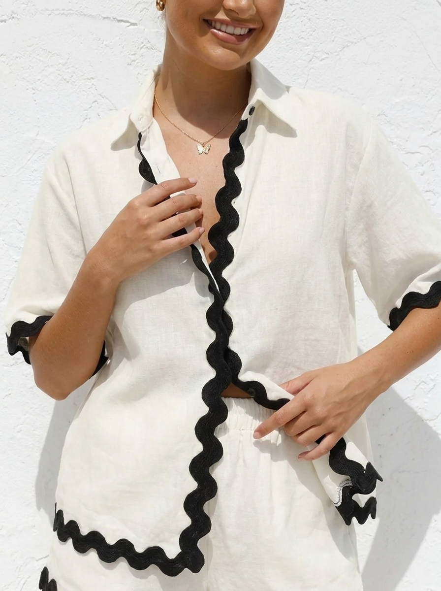 Vorderansicht des Damen Shorts-Sets mit farblich abgesetztem Design
