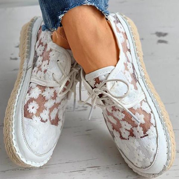 Bestickte Damen-Sneaker in Seitenansicht mit flacher Sohle