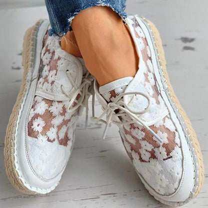Bestickte Damen-Sneaker in Seitenansicht mit flacher Sohle