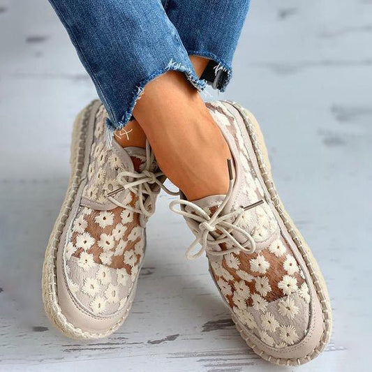 Bestickte Damen-Sneaker mit bequemer Passform in seitlicher Ansicht