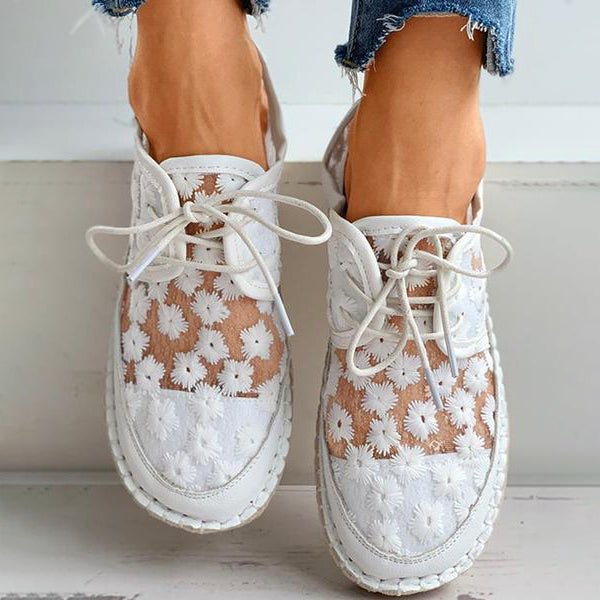 Damen-Sneaker mit Stickerei in Draufsicht auf Schnürung und Form
