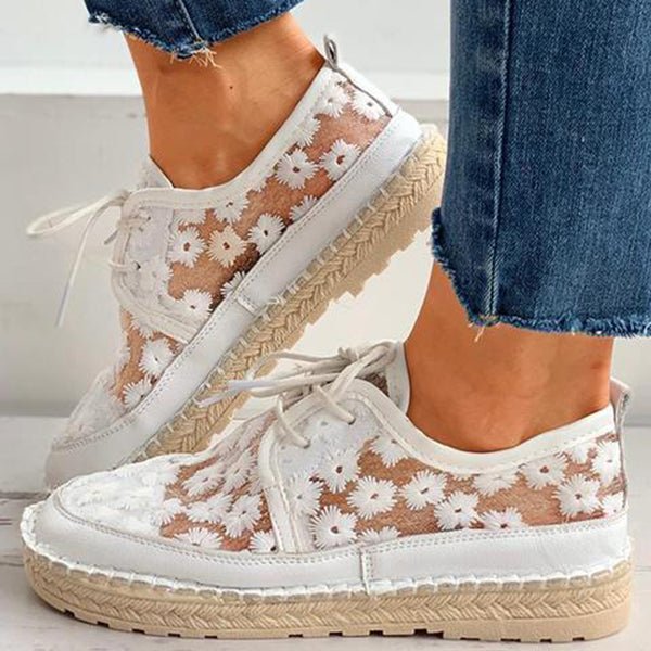 Damen-Sneaker mit Stickerei und Schnürung in schräger Vorderansicht