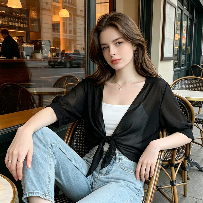 Kurze Damen-Strickjacke in Chiffon-Optik mit femininer, fließender Silhouette