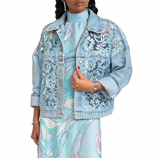 Damen Jeansjacke mit Blumenmuster in lockerer Passform vorne gezeigt