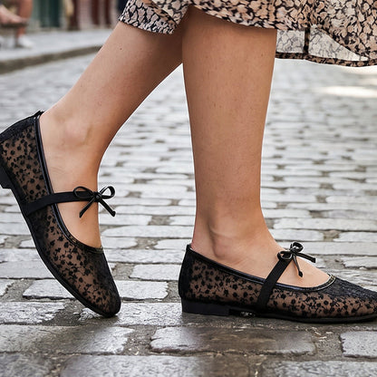 Elegante Damen-Ballerinas aus Spitze mit feiner Schleife im Detail