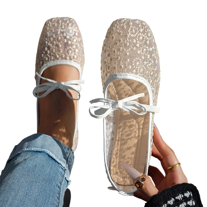 Spitzen-Ballerinas für Damen mit Zierschleife von vorne fotografiert