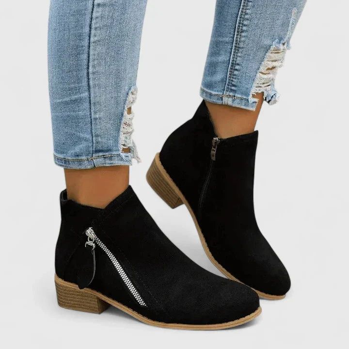Damen Stiefeletten mit Reißverschluss und niedrigem Absatz von schräg vorn