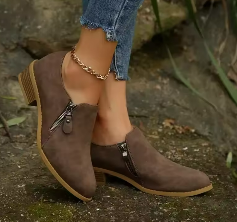 Paar Damen-Stiefeletten für komfortables Gehen im Alltag