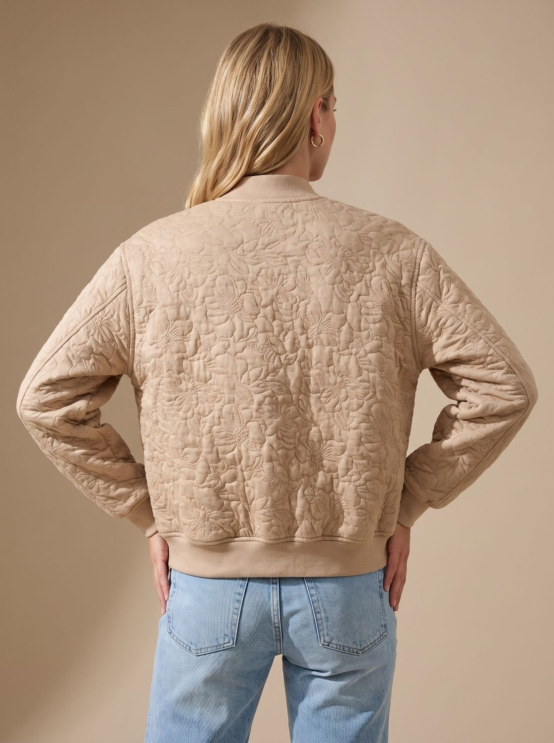Beige Damen-Bomberjacke mit Steppmuster, Reißverschluss und praktischen Fronttaschen