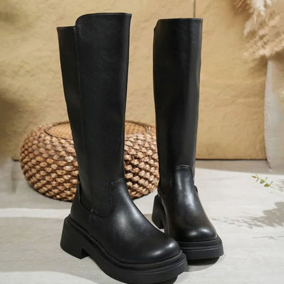 Kniehohe Damenstiefel aus Kunstleder in seitlicher Ansicht