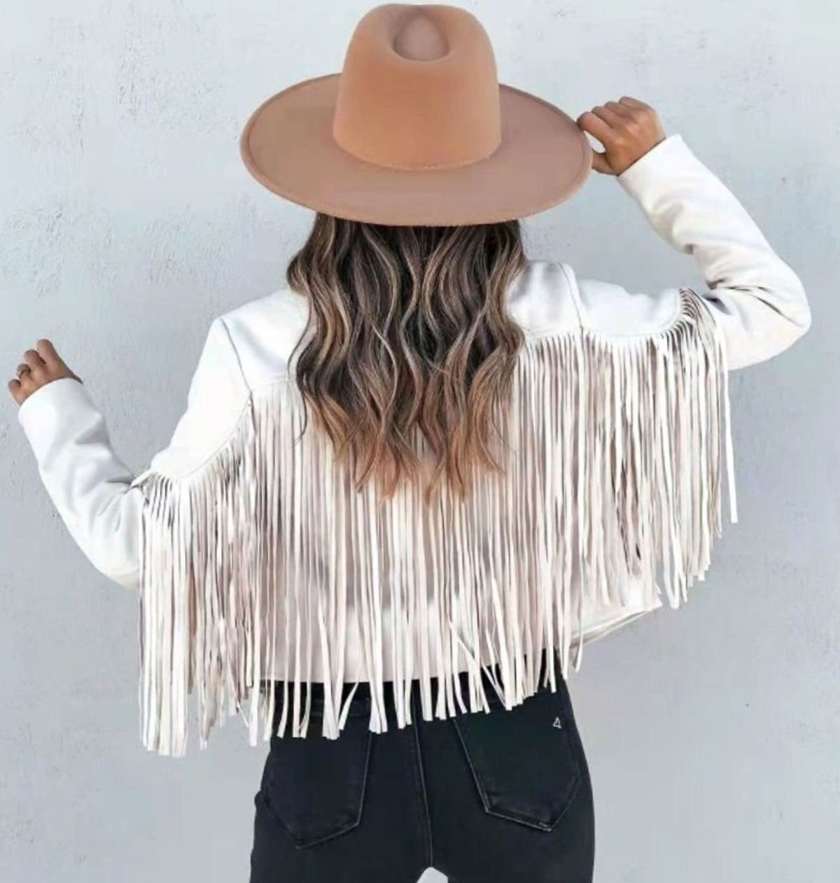 Detailansicht der Fransen an einer Damen-Wildleder-Bikerjacke