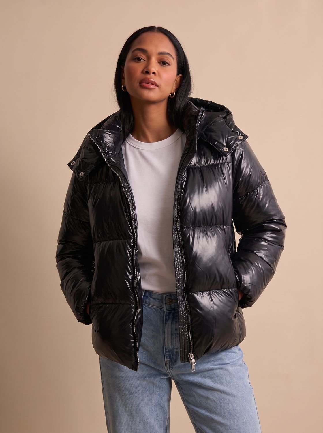 Damen-Pufferjacke mit Kapuze und glänzender gesteppter Oberfläche