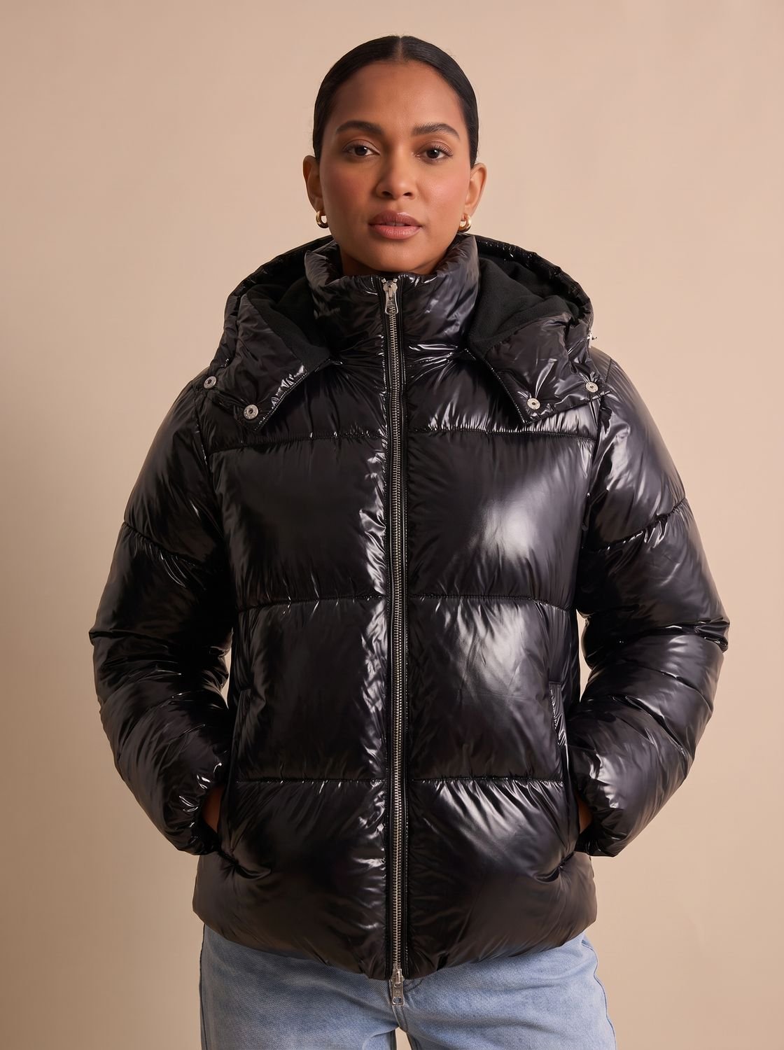 Detailansicht der glänzenden Steppung an der Damen-Pufferjacke