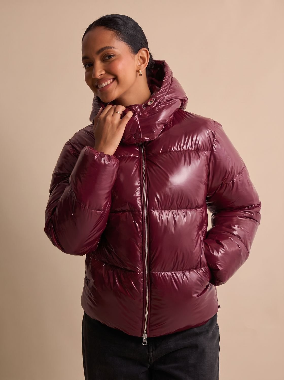 Damen-Pufferjacke mit schützender Kapuze für kalte Wintertage