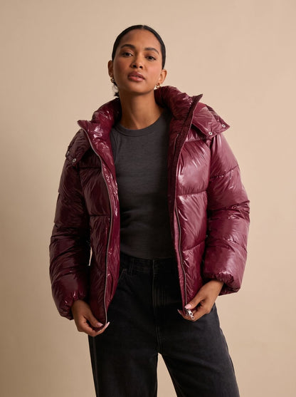 Glänzende gesteppte Damen-Pufferjacke mit Kapuze in der Vorderansicht