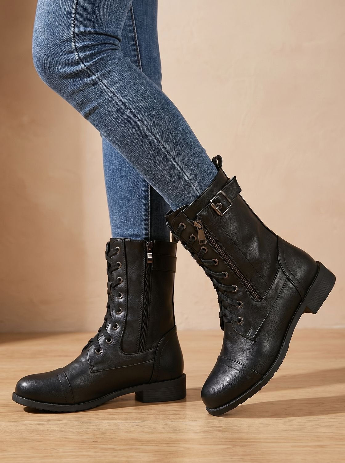 Detail der Schnalle an einem Damenstiefel