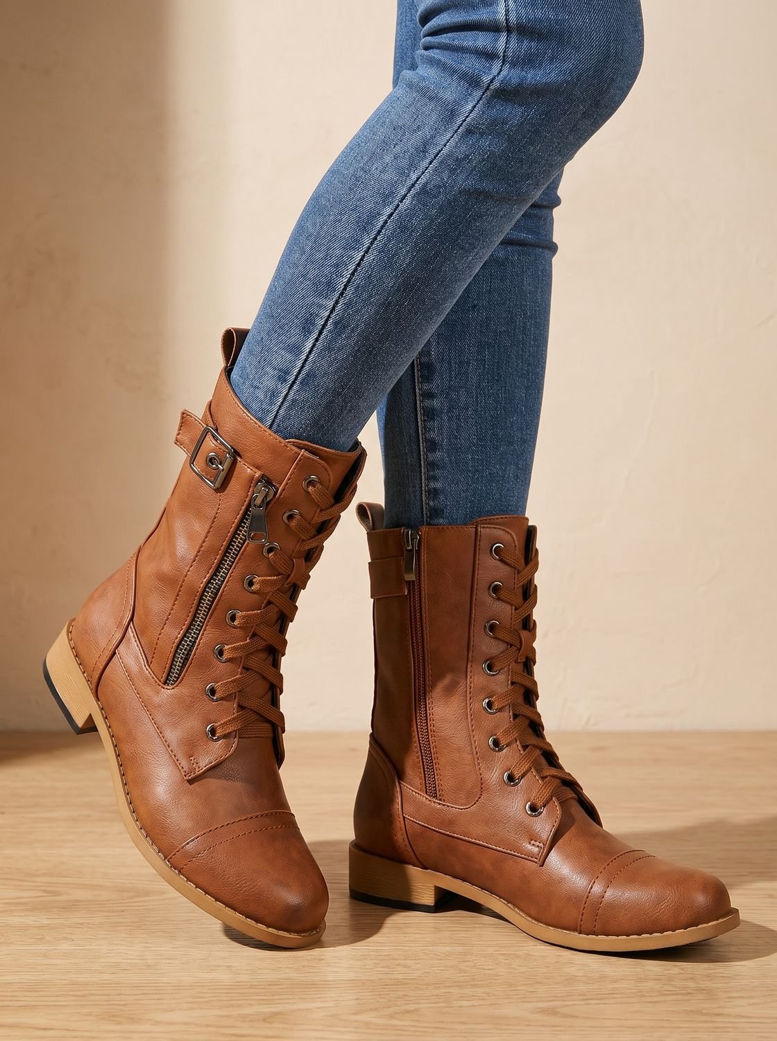 Seitliche Ansicht der Damen-Combat-Boots
