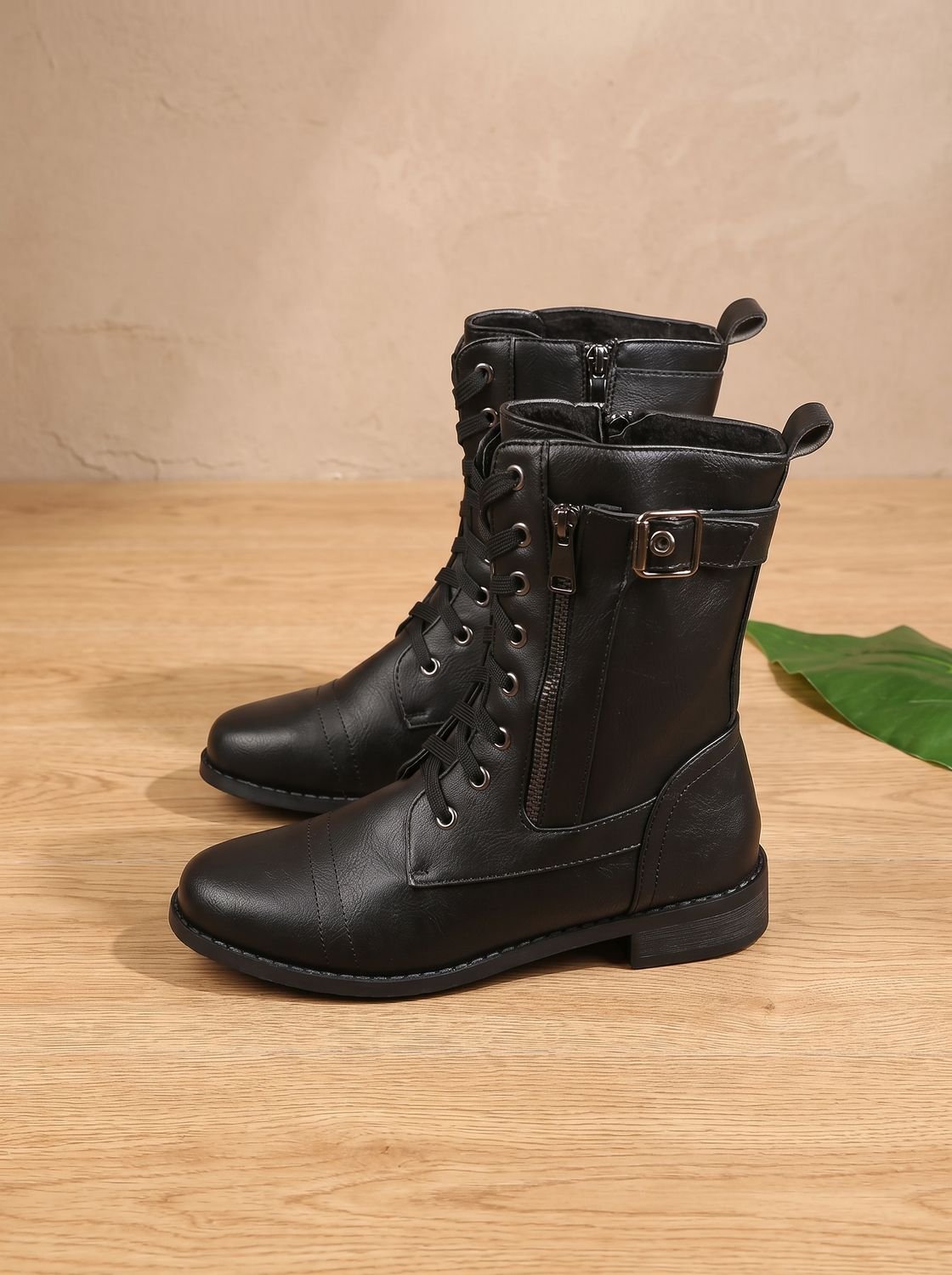 Damenstiefel mit markanter Schnürung und Schnallendetail