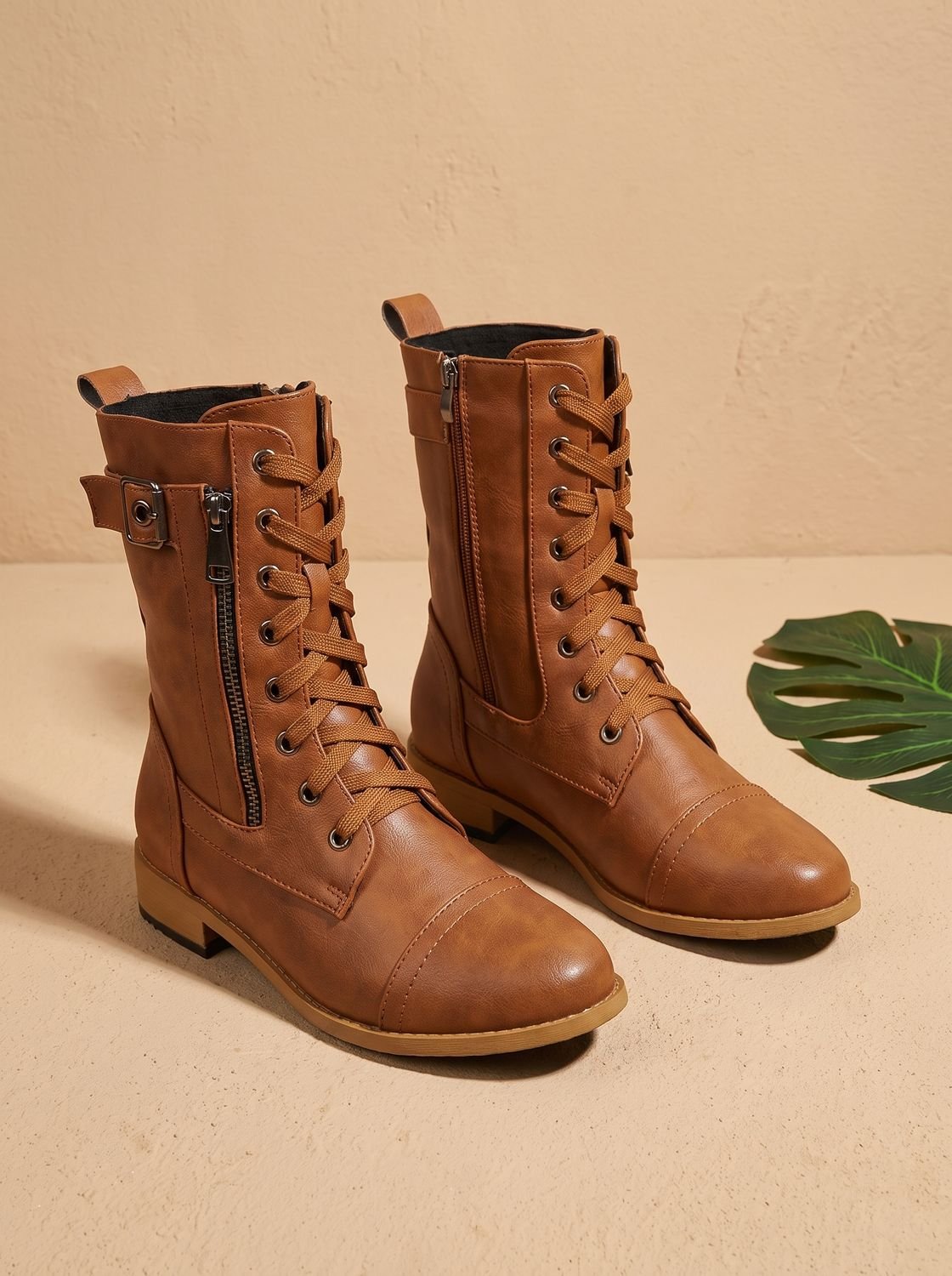 Rückansicht der Combat-Boots aus Kunstleder