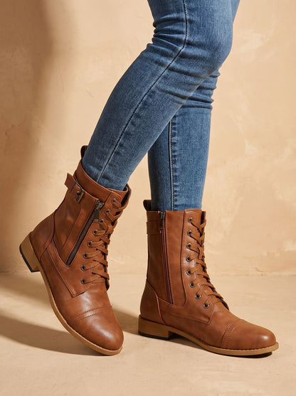 Paar Damen-Combat-Boots in vollständiger Ansicht