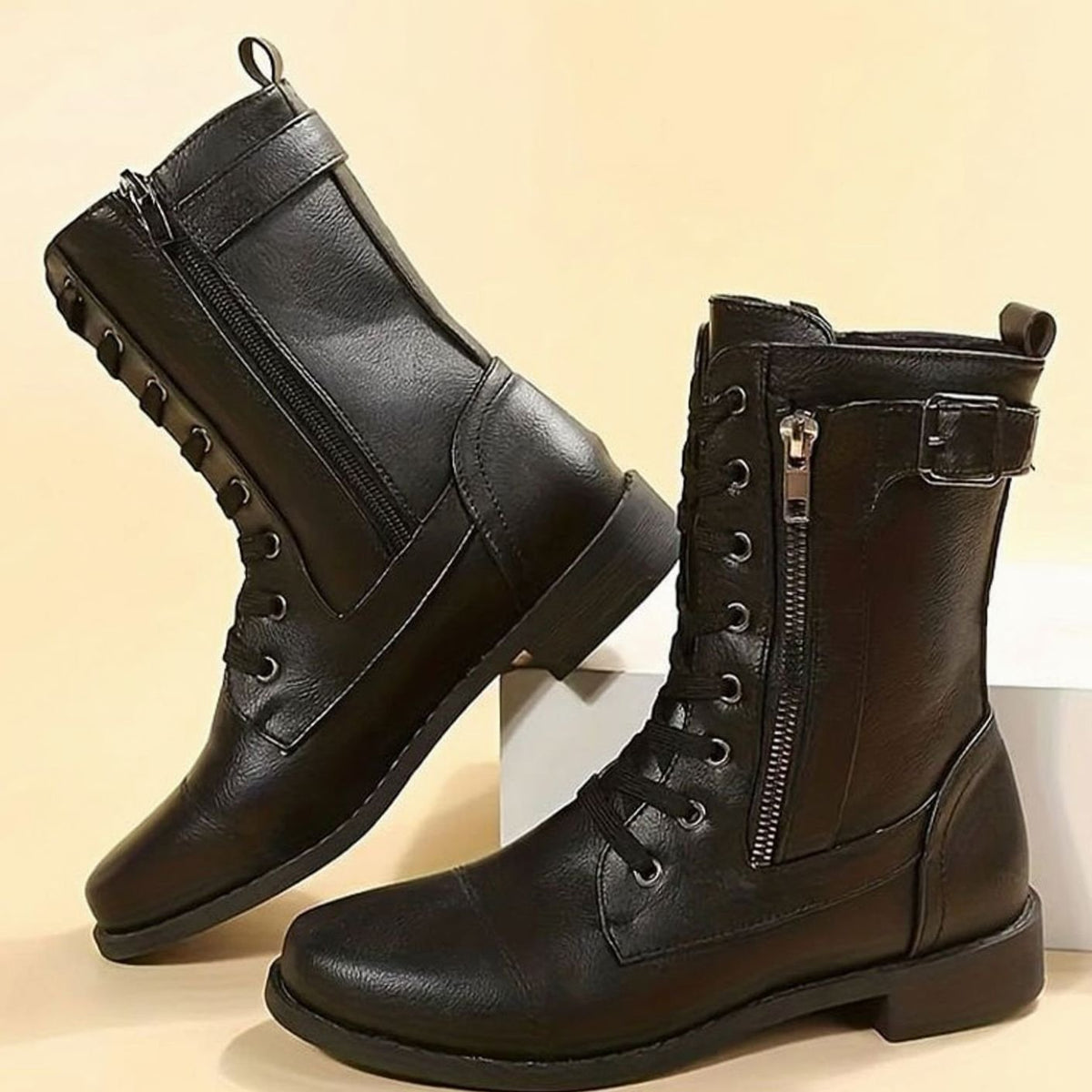 Damenboots aus Kunstleder in der Seitenansicht
