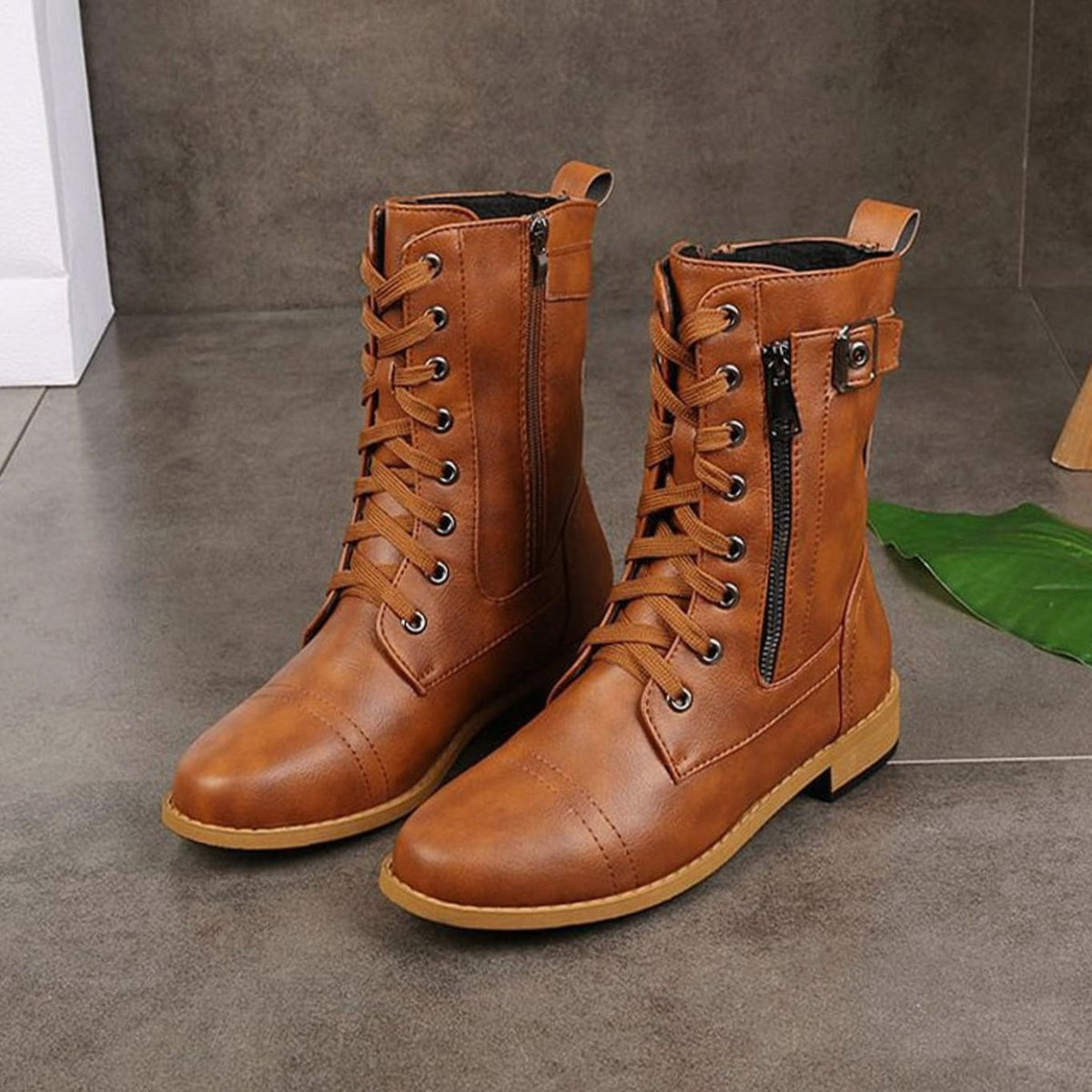 Damenboots mit markanter Schnürung und robustem Design
