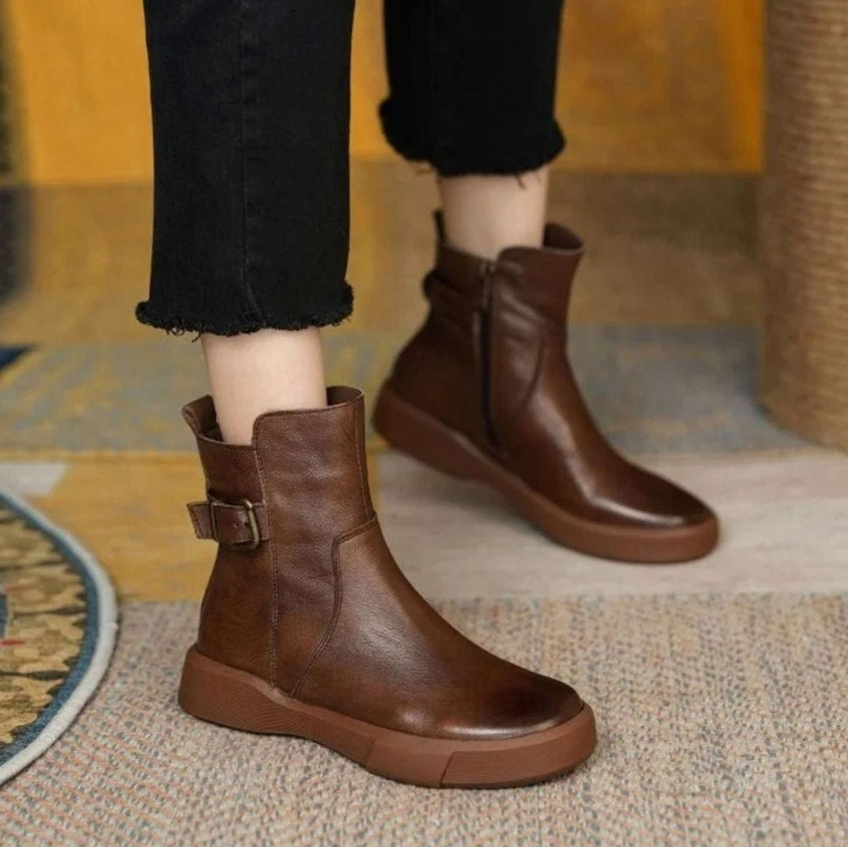 Nahaufnahme der Schnalle an einer Damen Lederstiefelette