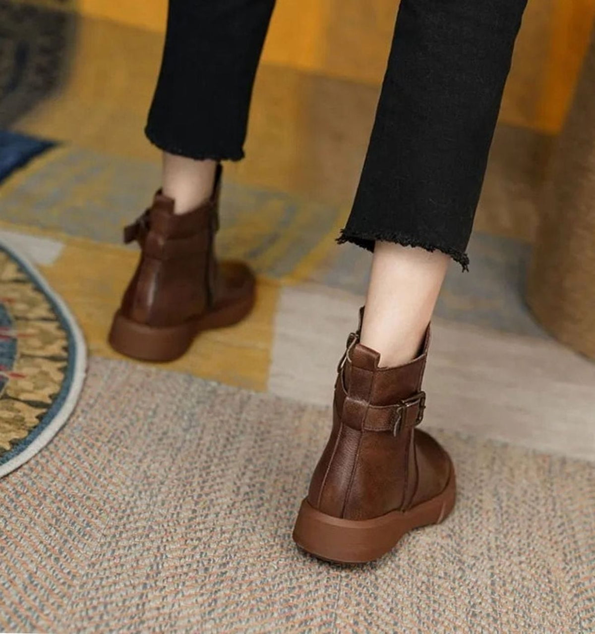 Paar Lederstiefeletten mit Schnalle für Damen