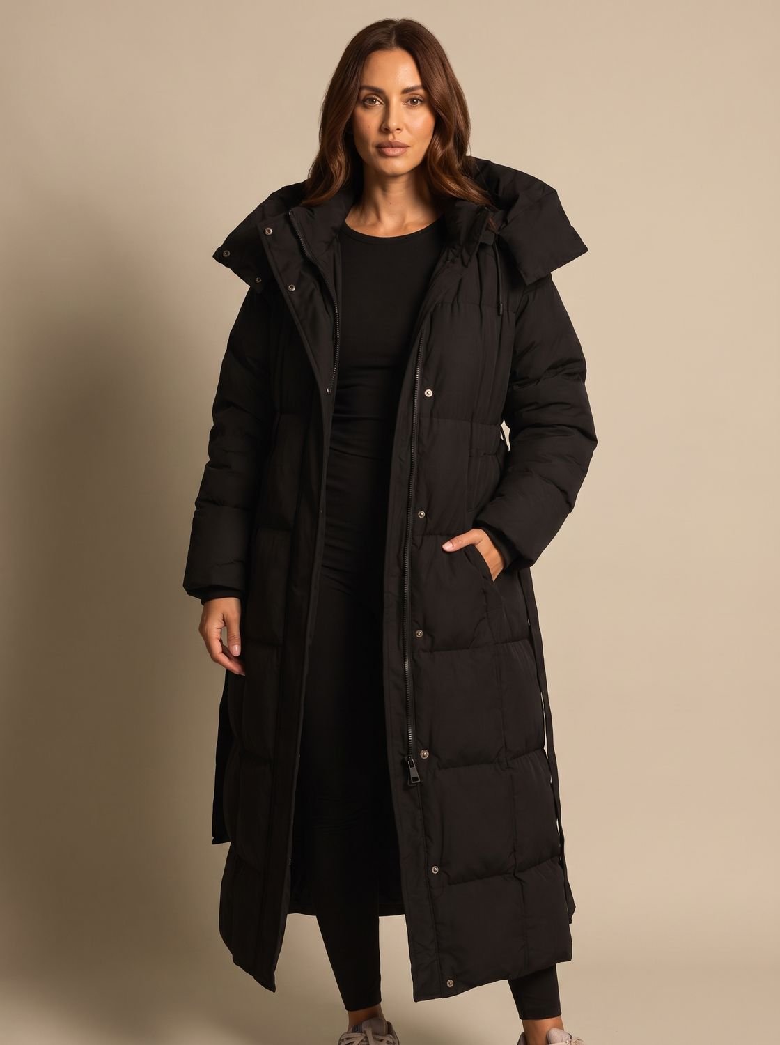 Damen lange Steppjacke mit Kapuze und Gürtel in der Frontalansicht