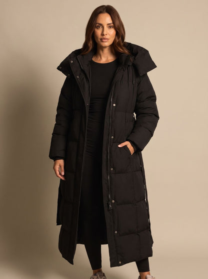 Damen lange Steppjacke mit Kapuze und Gürtel in der Frontalansicht