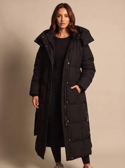 Lange Damen-Steppjacke mit Kapuze und Gürtel von der Rückseite