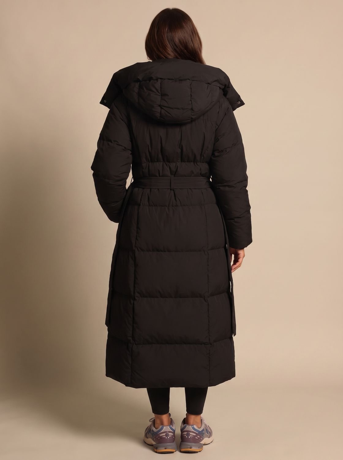 Damen-Winterjacke mit praktischer Kapuze und taillierendem Gürtel