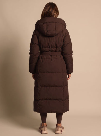 Lange Damen-Steppjacke als wärmender Begleiter für kalte Wintertage