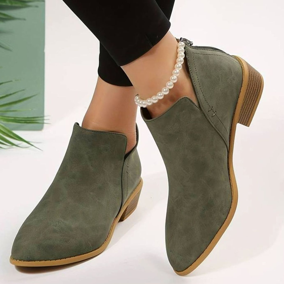 Damen-Stiefeletten aus Veloursleder mit spitzer Zehenpartie in der Vorderansicht