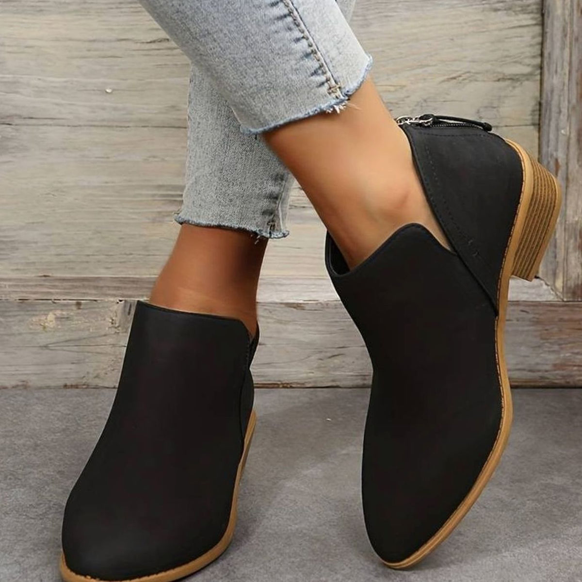 Detailansicht der spitzen Zehenpartie und des weichen Veloursleders der Damen-Stiefeletten