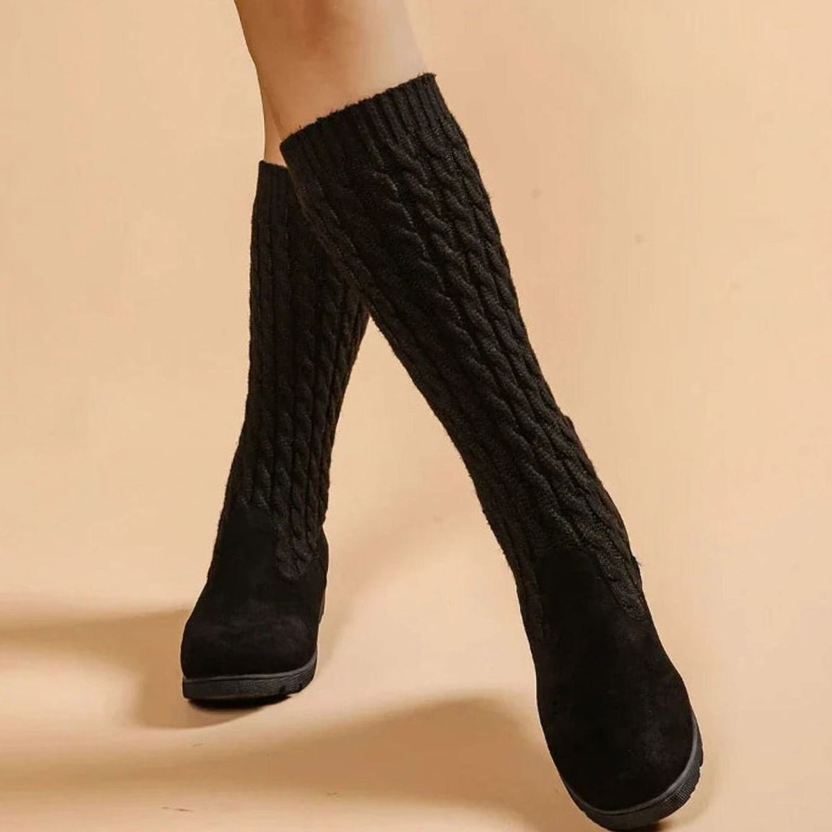 Seitenansicht der kniehohen Wildlederstiefel für Damen
