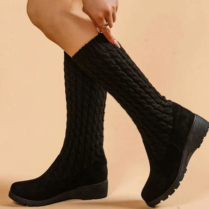 Damenstiefel mit weichem Strickschaft und bequemem Keilabsatz