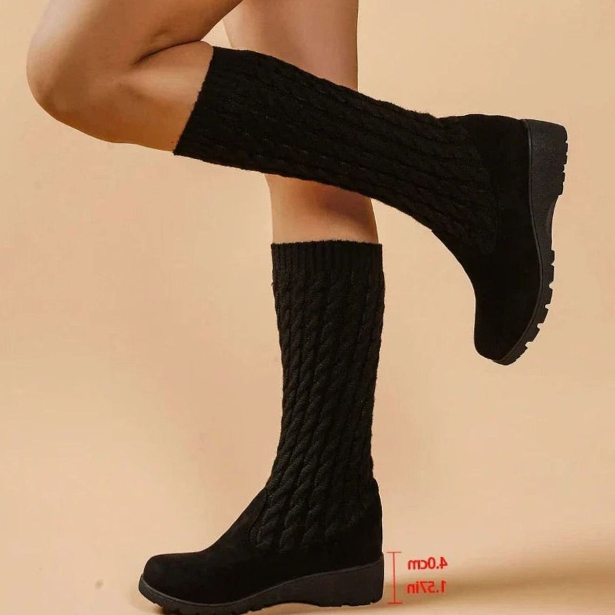 Kniehohe Wildlederstiefel an den Füßen einer Trägerin
